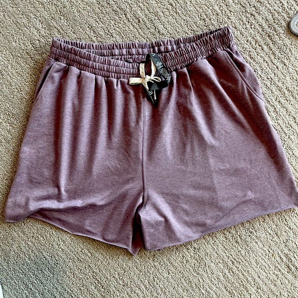 Vuori Boyfriend DreamKnit Women’s Short, size Large, Purple - Picture 1 of 3